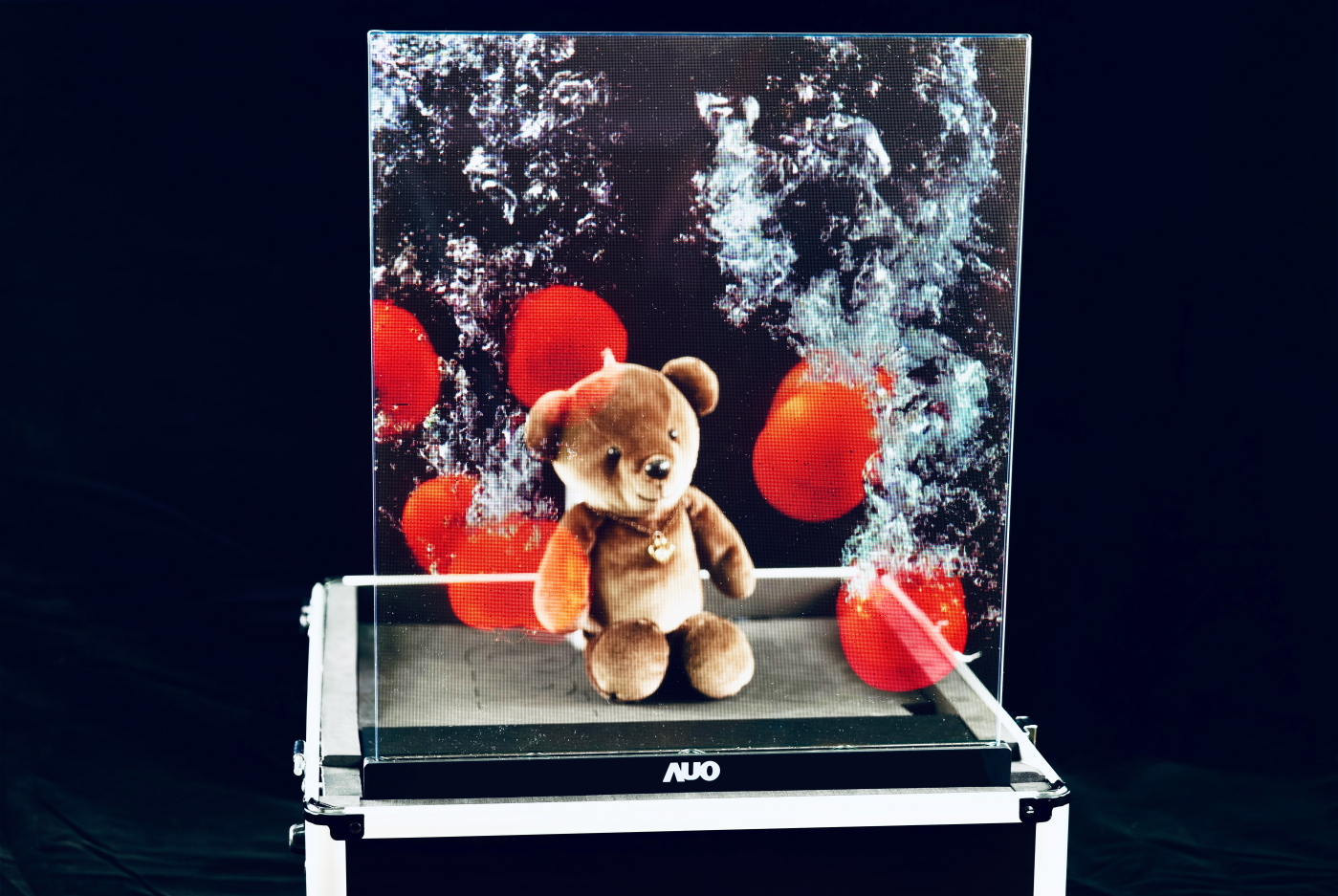 ���_�I���аlMicro LED͸���@ʾ�����߂�ߴ�͸�����@�䡢�����ȡ���ƴ��֮���ԣ��ɑ�����ǻ��Ƅ����ǻ��������̘Iչʾ�ȶ�Ԫ����